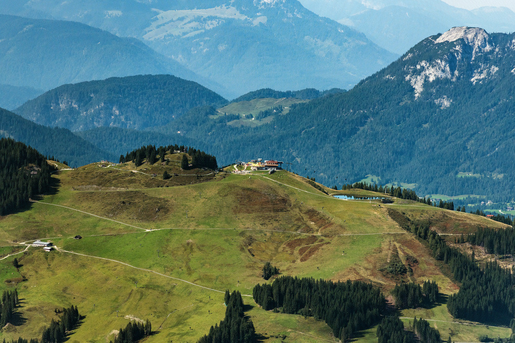 dr__0077472.jpg | ELLMAU 06.09.2021 Felsen- Massiv und Berglandschaft Ellmi´s Zauberwel, Bergstation Bergbahnen Wilder Kaiser und Speichersee in Ellmau in Tirol, Österreich. // Rock and mountain landscape EllmiA?s Zauberwel, Bergstation Bergbahnen Wilder Kaiser and Speichersee in Ellmau in Tirol, Austria. Foto: Daniel Reiter