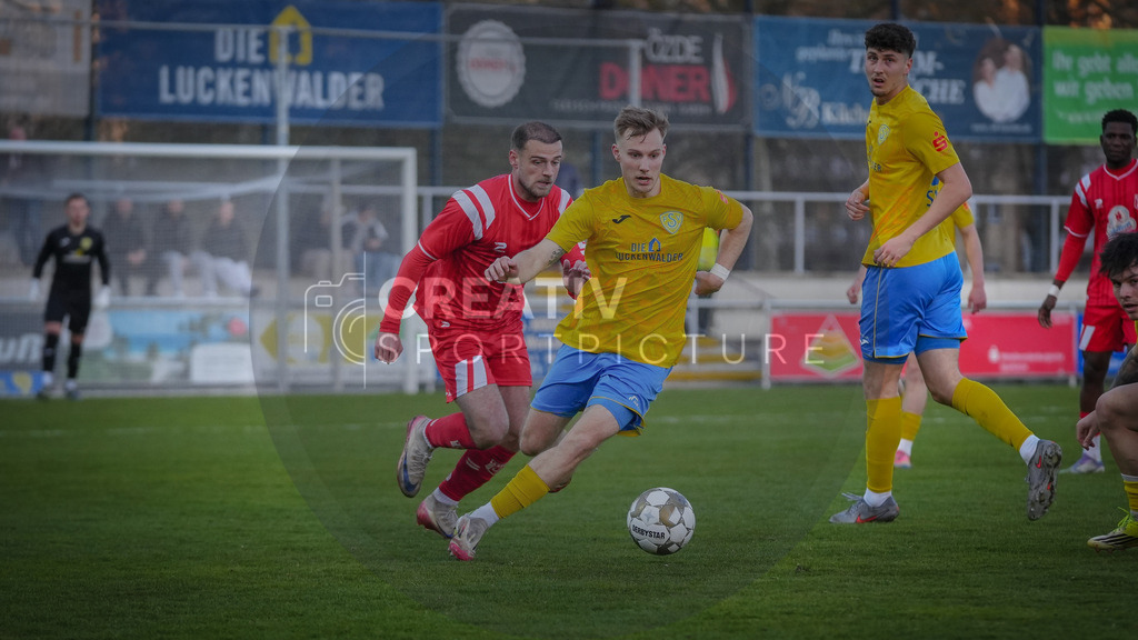 Fußball, Herren, Saison 2025/2026, Regionalliga Nordost, 22. Spieltag, FSV 63 Luckenwalde vs. Hallescher FC, Dienstag 07.04.2026, Werner-Seelenbinder-Stadion Luckenwalde, | Fußball, Herren, Saison 2025/2026, Regionalliga Nordost, 22. Spieltag, FSV 63 Luckenwalde vs. Hallescher FC, Dienstag 07.04.2026, Werner-Seelenbinder-Stadion Luckenwalde, Im Bild: Max Kulke (l. HFC) und Fabio Schneider (r. Luckenwalde) - Realisiert mit Pictrs.com