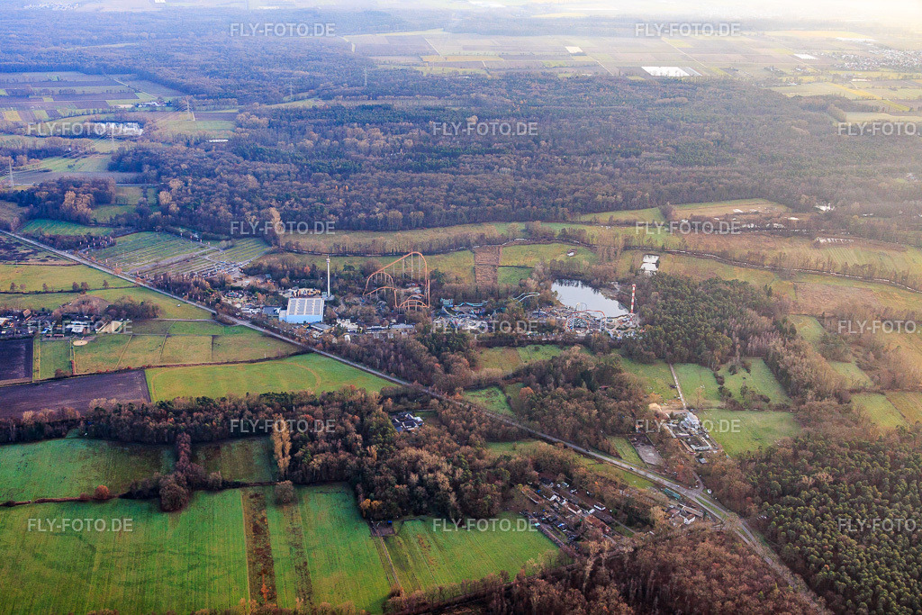 Plopsaland Deutschland http://www.plopsa.com/de/plopsaland-deutschland | Luftbild: Plopsaland Deutschland http://www.plopsa.com/de/plopsaland-deutschland in Haßloch im Bundesland Rheinland-Pfalz in Deutschland. Foto: IMG_152093.jpg vom 12.12.2025 durch Werner Riehm/FLY-FOTO.de - Realisiert mit Pictrs.com