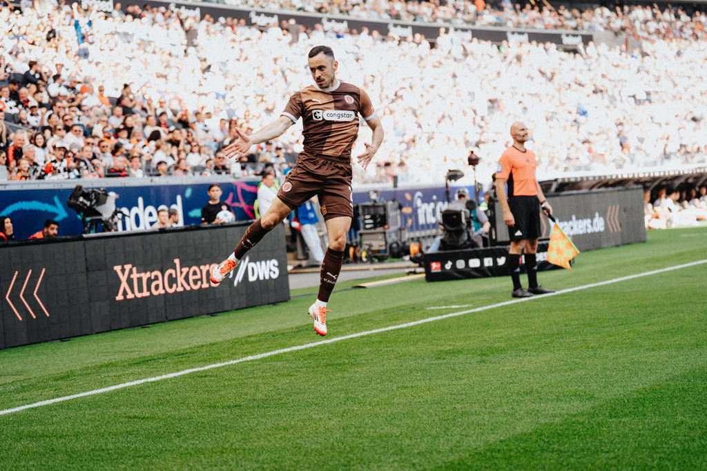 FCS09367 | Der offizielle Shop für FC St. Pauli Fotos. Wähle aus Spielszenen & Fanmomenten dein FCSP Wunschformat. Wir liefern Millerntor-Atmosphäre.
