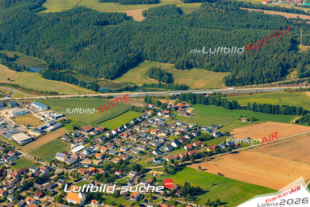 Das Luftbild zeigt : Trisching Schmidgaden - Die Luftaufnahme wurde 2024 vom UL-Flugzeug aus erstellt ( keine Drohne ) - Hochauflösende Luftaufnahme - Für grossformatige Ausdrucke geeignet. Die Geschenkidee !Mit Lizenz und Bildrechte bestellbar