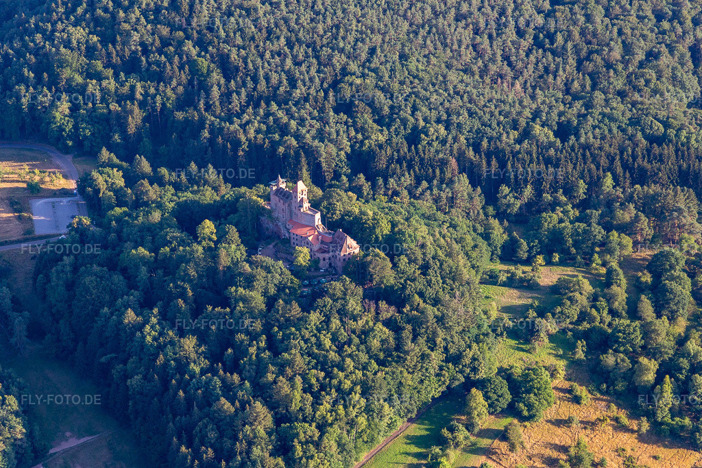 Luftbild: Burg Berwartstein in Erlenbach bei Dahn im Bundesland Rheinland-Pfalz in Deutschland. Foto: IMG_133631.jpg vom 18.07.2022 durch Werner Riehm/FLY-FOTO.deBURGBERWARTSTEIN.DE