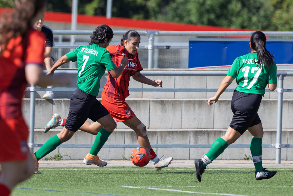 FCHSTE_250921_4649 | 1.FC Heidenheim 1846 II vs. TV Steinheim, Fußball, Frauen, Bezirksliga, 2025/2026, 2.Spieltag, 21.09.2025 in Heidenheim, Kunstrasen b. Voith-Arena West(Foto: Michael Bulling) - Realisiert mit Pictrs.com