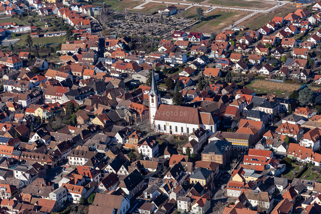 Luftbild: Kath. Kirche St Kosmas und Damian im Ortsteil Alsterweiler in Maikammer im Bundesland Rheinland-Pfalz in Deutschland. Foto: IMG_125330.jpg vom 21.02.2021 durch Werner Riehm/FLY-FOTO.de