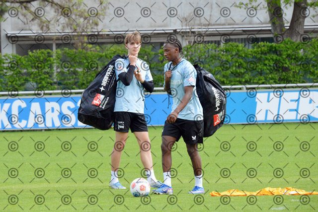 RGE_9498b | Hertha BSC, 2.Bundesliga, Herren, Training, Saison 2025/26, von li. Kennet Eichhorn, Jelani Ndi ( Hertha BSC ),  Montag 04.05. 2026,   Fotograf:   Ralf Gebhardt - Realisiert mit Pictrs.com