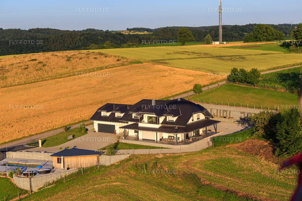 Luftbild: Villa am Kellerberg in Mamming im Bundesland Bayern in Deutschland. Foto: IMG_090305.jpg vom 01.07.2016 durch Werner Riehm/FLY-FOTO.de