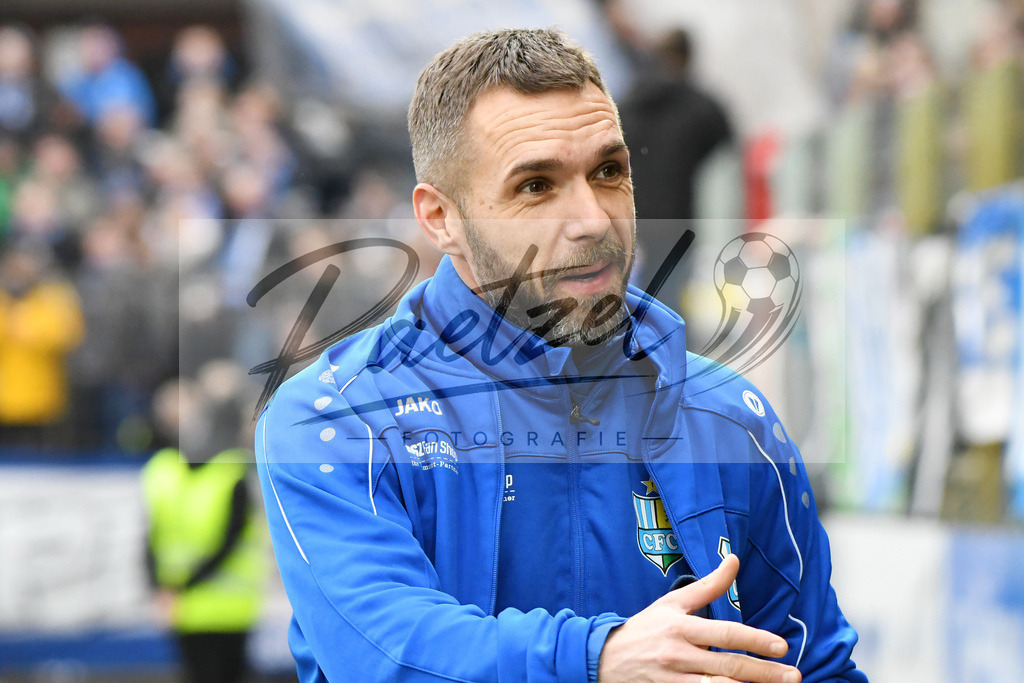 20200201_MEPCHE_0010 | Fußball, Herren: Co-Trainer Christian Tiffert (Chemnitzer FC) schaut waehrend des Spiels der 3. Liga zwischen SV Meppen und Chemnitzer FC in der Haensch-Arena am 01.02.2020 in Meppen, Deutschland. DFB / DFL REGULATIONS PROHIBIT ANY USE OF PHOTOGRAPHS AS IMAGE SEQUENCES AND/OR QUASI-VIDEO. - Realisiert mit Pictrs.com