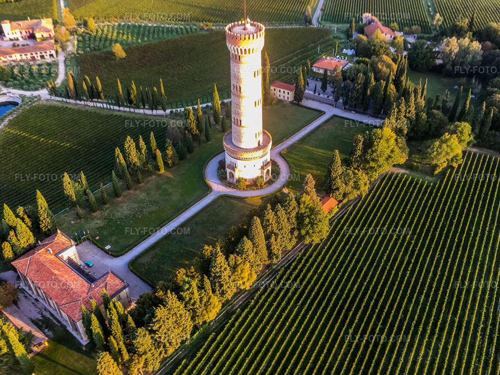 Aerial view: Tower of San Martino della Battagli in the district Chiodino in Desenzano in the state Brescia, Italy. – Photo: IMG-135007.jpg taken on 09/23/2022 by Werner Riehm/FLY-FOTO.com – Resolution of the original: 3690 x 2767 px