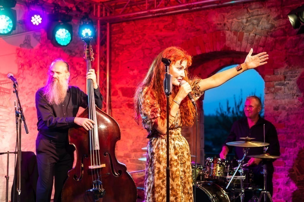 Maria Markesini Konzert | Maria Markesini meets Klazz Brothers im Forte Belvedere Leisnig zum Festival Hallo Leisnig 2022. - Realisiert mit Pictrs.com