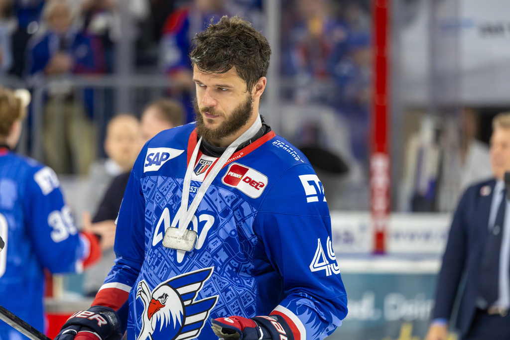 DEL, Deutsche Eishockey Liga Saison 2025/26, Playoff-Finale, Spiel 5: Adler Mannheim gegen Eisbären Berlin | DEL, Deutsche Eishockey Liga Saison 2025/26, Playoff-Finale, Spiel 5: Adler Mannheim gegen Eisbären Berlin***Lukas Kälble (49, Mannheim) nach Spielende - Realisiert mit Pictrs.com