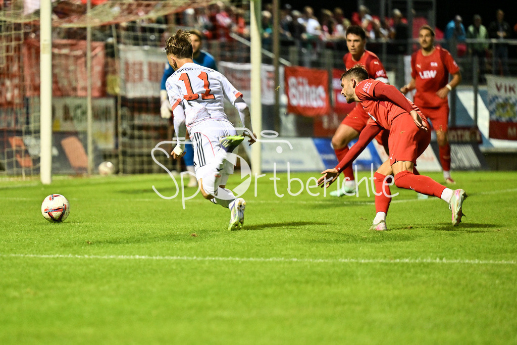 FC Memmingen - FC Bayern Amateure | in dieser Szene verursacht Fabian LUTZ (FC Memmingen 8) im Duell mit Tim BINDER (FC Bayern Muenchen II 11) einen Foulelfmeter / Foul / Regionalliga Bayern: FC Memmingen - FC Bayern München II; Arena Memmigen am 29.08.2025