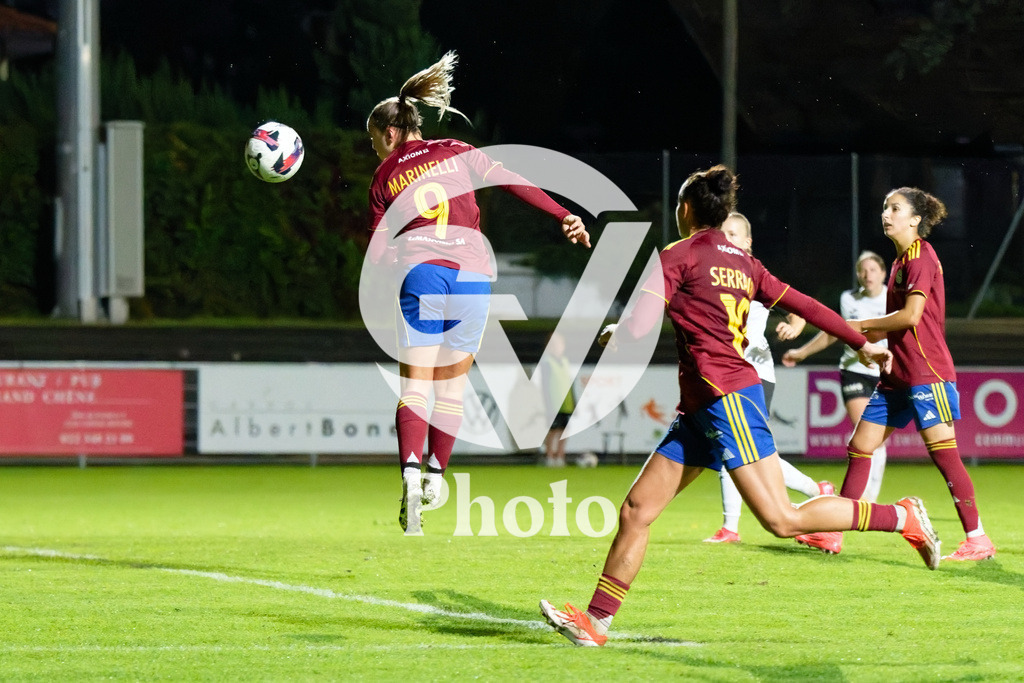DZ8_7322_c | Switzerland: AXA Womens Super League 2025/26, Servette FC Chenois Feminin vs FC Aarau Frauen - Stade des Trois-Chene, Chene-Bourge: Gloria Marinelli (9 Servette FC Chenois Feminin) jumps for a header 