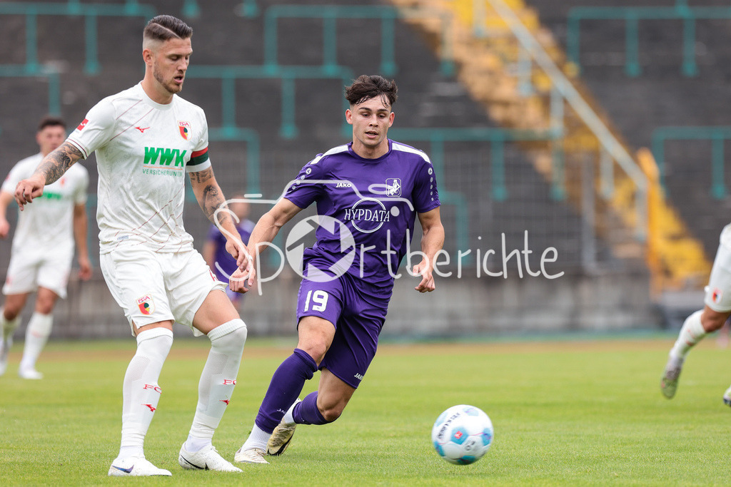 FC Augsburg - TSV Schwaben Augsburg | im Duell Jeffrey GOUWELEEUW (FCA #6) und Mark RADOKI (TSV #19) / Zweikampf