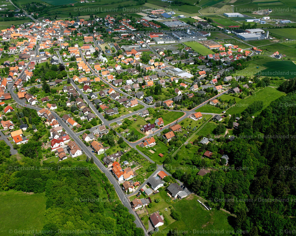 2615697 | ANGERSBACH 09.06.2006 Wohngebiet einer Einfamilienhaus- Siedlung  in Angersbach im Bundesland Hessen, Deutschland // Single-family residential area of settlement  in Angersbach in the state Hesse, Germany Foto: Gerhard Launer