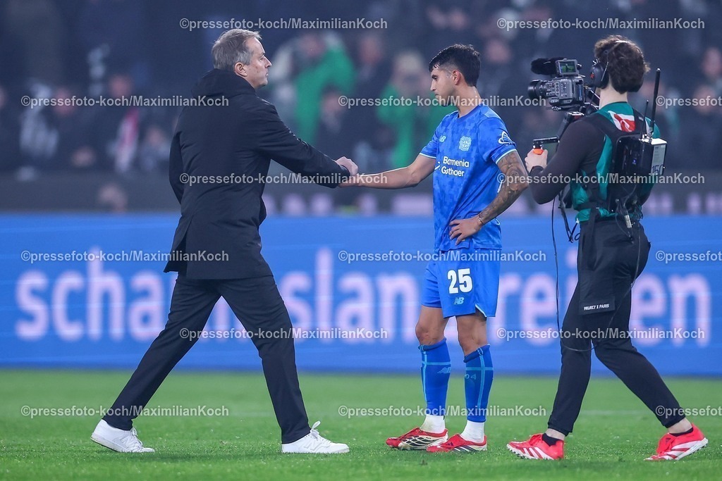 BMG07022601088 | 07.02.2026, Fußball, Borussia Mönchengladbach - Bayer 04 Leverkusen, 1. Fußball Bundesliga, 21.Spieltag, Borussia-Park, Saison 2025 2026: Head Coach Kasper Hjulmand (Bayer04 Leverkusen #hc) neben Exequiel Palacios&nbsp;(Bayer04 Leverkusen #25) nach dem 1:1 Unentschieden DFB regulations prohibit any use of photographs as image sequences and or quasi-video.