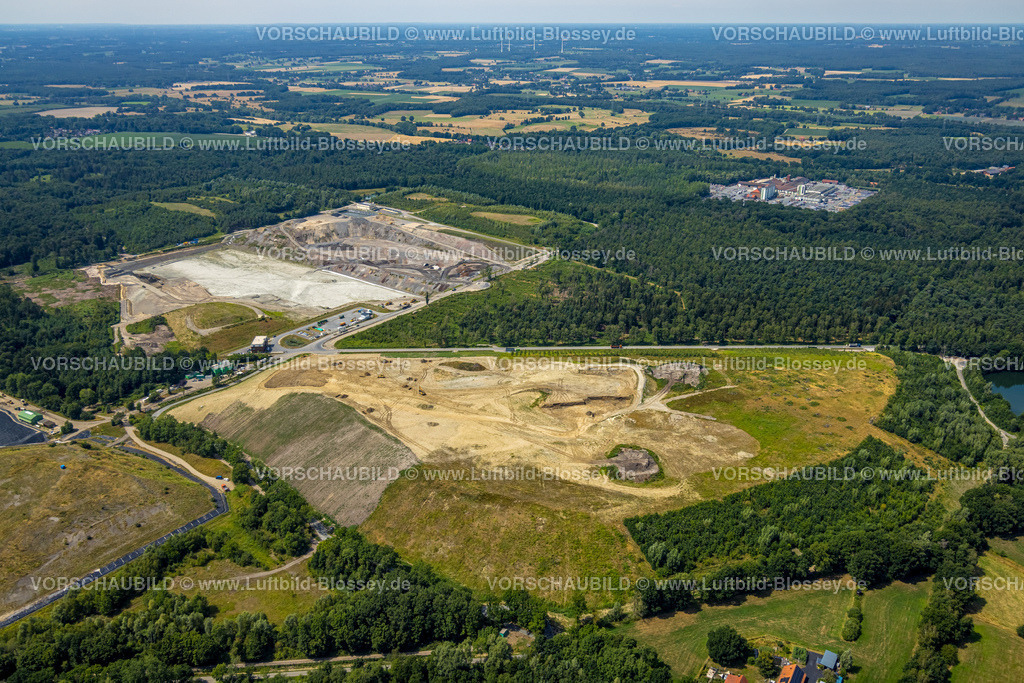 Schermbeck220703892 | Luftbild, Mühlenberg Gelände der Nottenkämper GmbH, Naturschutzgebiet Steinbach, Halde und Teich, Sonderabfalldeponie Hünxe-Schermback, im Hintergrund das Dachziegelwerk Nelskamp im Waldgebiet, Gahlen, Schermbeck, Ruhrgebiet, Nordrhein-Westfalen, Deutschland