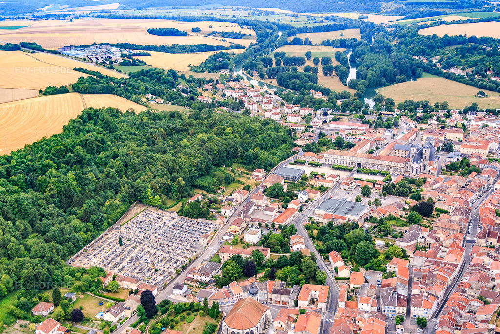 Luftbild: Innenstadt mt Friedhof und Abbaye Saint-Michel de Saint-Mihiel in Saint-Mihiel im Bundesland Meuse in Frankreich. – Foto: IMG_083387.jpg vom 12.07.2015 durch Werner Riehm/FLY-FOTO.de – Auflösung des Originals: 5195 x 3463 px