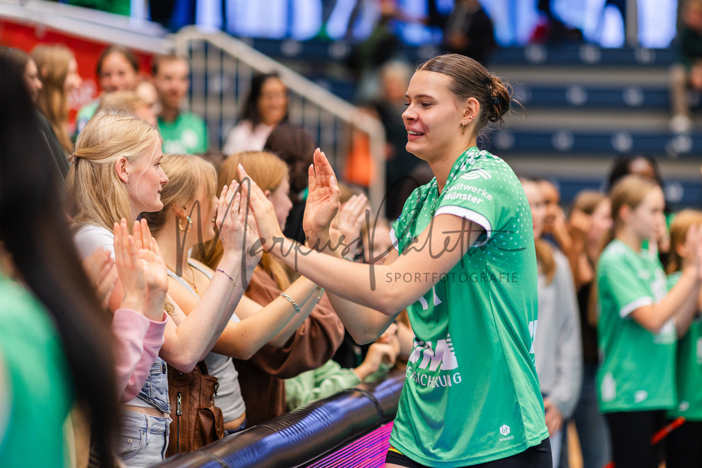 Volleyball, 1. Bundesliga Frauen, Hauptrunde, 1. Spieltag, Saison 2025/2026: USC Münster - SSC Palmberg Schwerin | 1. Bundesliga Frauen, Hauptrunde, 1. Spieltag, Saison 2025/2026, USC Münster empfängt SSC Palmberg Schwerin in der Sporthalle Berg Fidel in Münster. Foto: sportfotografie.ms | Markus Paletta - Realisiert mit Pictrs.com