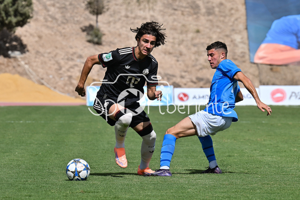 Papohs FC U19 - FC Bayern München U19 | Im Duell Adin LICINA (FCB #7) und Panagiotis TSVIVKOS (Paphos FC U19 19) / Zweikampf / UEFA Youth League: Paphos FC U19 - FC Bayern München U19; Stelios Kyriakides Stadium am 30.09.2025