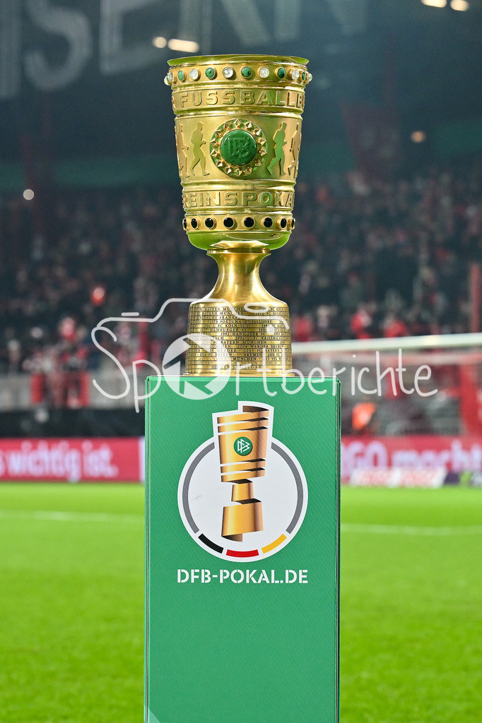 1. FC Union Berlin - FC Bayern München | BERLIN, GERMANY - 03. DECEMBER: im Bild das Objekt der Begierde - der DFB Pokal / Symbolbild vor dem Match zwischen dem 1. FC Union Berlin und dem FC Bayern München beim Achtelfinale des DFB-Pokales im Stadion an der alten Försterei