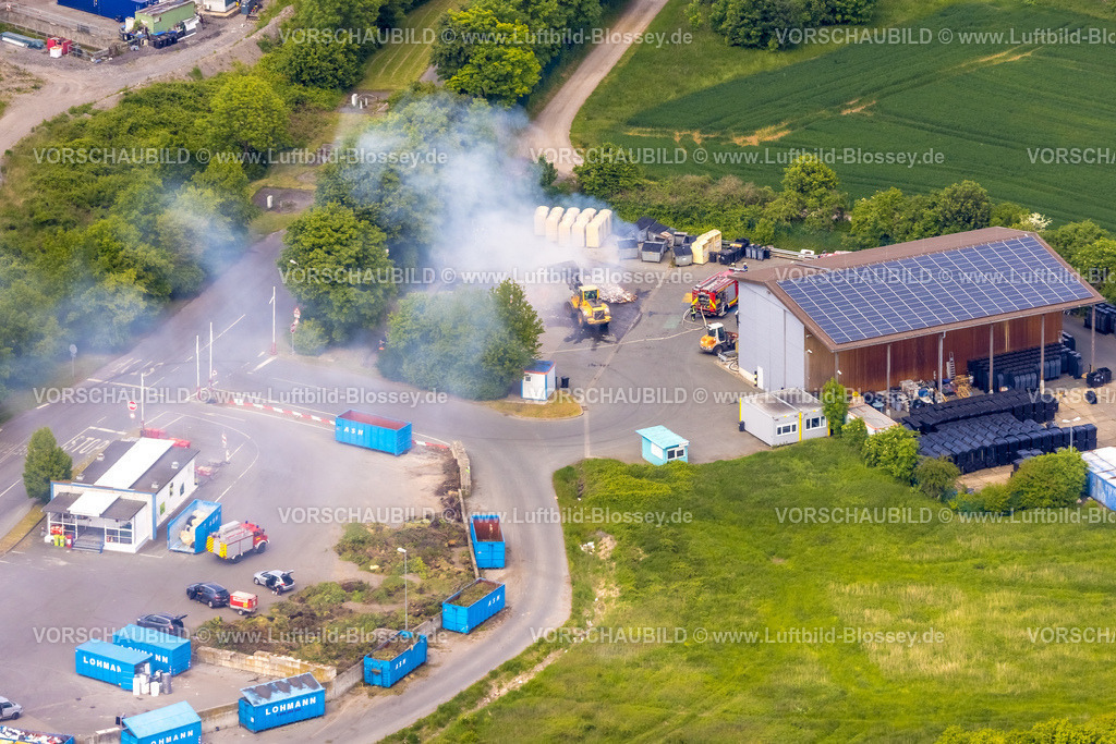 Hamm230512122brennedeMuelldeponie | Luftbild, Mülldeponie, Feuerstelle Abfallverbrennung, Brand und Rauch, Feuerwehr, Gelände Am Lausbach, Bockum-Hövel, Hamm, Ruhrgebiet, Nordrhein-Westfalen, Deutschland
