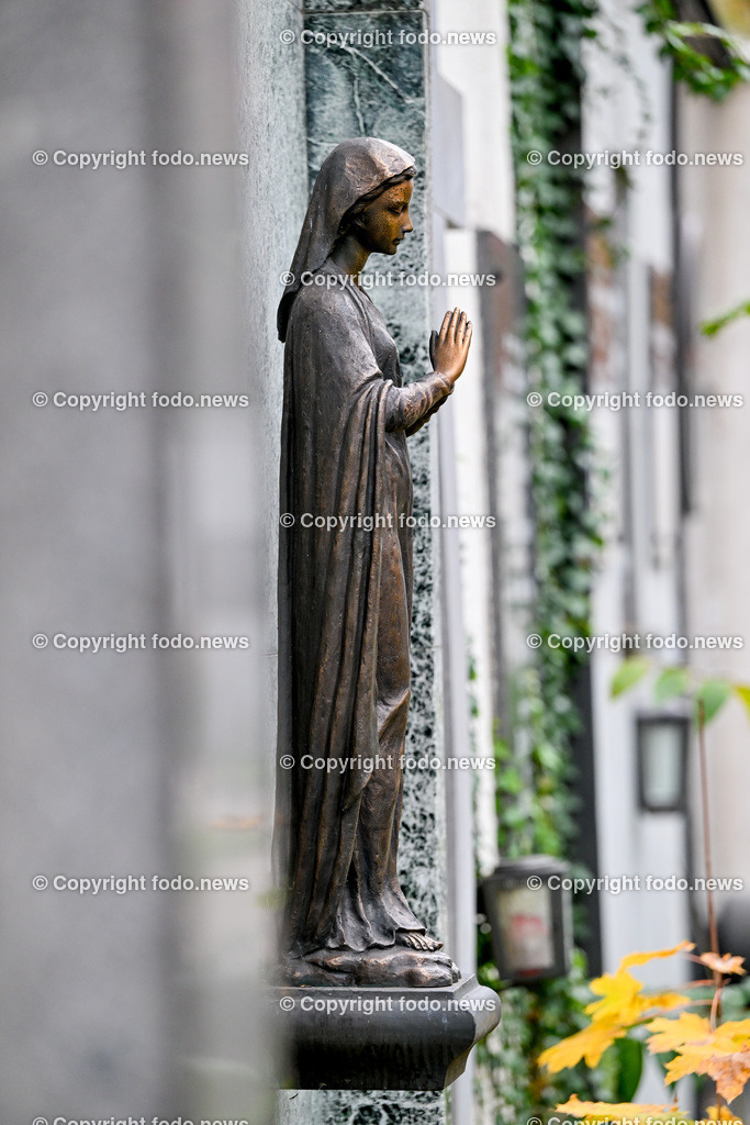 Friedhof_ Kreuz_ Kruzifix_ Jesu Christi_ Allerheiligen_ 26.10.2024-83 | 26.10.2024, Friedhof, AUT, Allerheiligen, Themenbilder im Bild Friedhof, Kreuz, Kruzifix, Jesu Christi, Allerheiligen, Engerl, Engel, Kerzen, Grab, Grablicht, Blumen, Skulptur, Grabstein, Symbolbild, Grablaterne, Grabkerze, Grabkerzen, Grablichter, Kerze, Grabkreuz, Gedenken, Bestattung, Verstorbene, Totenruhe, Grab, Urne, Blumenschmuck, Schmuck, Besucher, Feature, kreativ, creativ, Linz