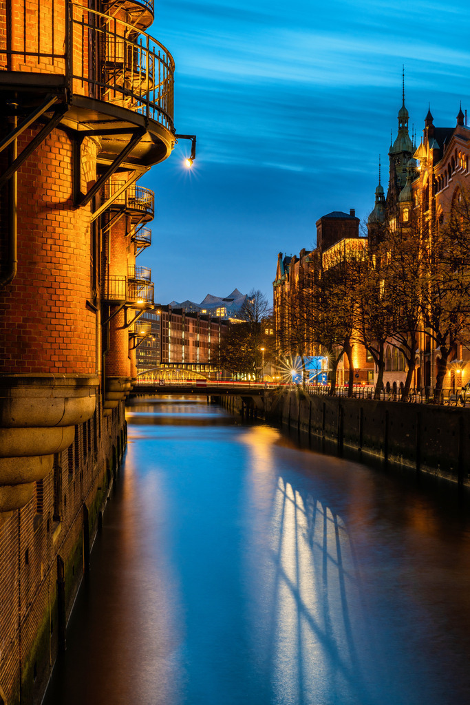 10250105 - Blaue Stunde in der Speicherstadt | Blaue Abendstimmung am Holländischbrookfleet in der Speicherstadt.