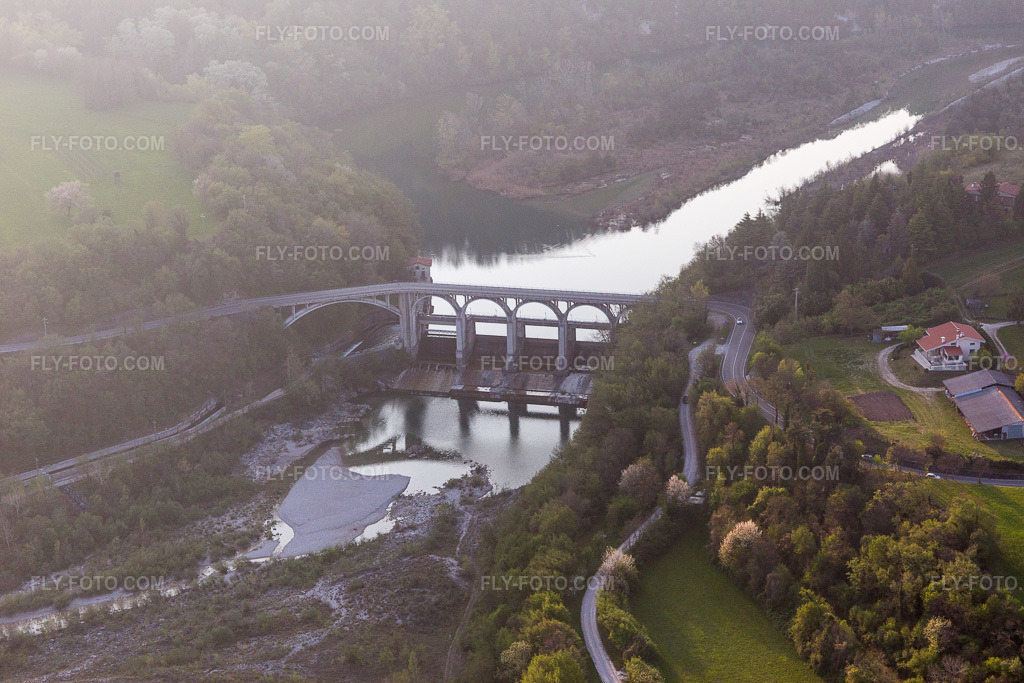 Aerial view: Viaduct of the railway bridge structure for the railway tracks over the Torrente in Cavasso Nuovo in the state Pordenone, Italy. – Photo: IMG_098928.jpg taken on 04/08/2017 by Werner Riehm/FLY-FOTO.com – Resolution of the original: 5472 x 3648 px