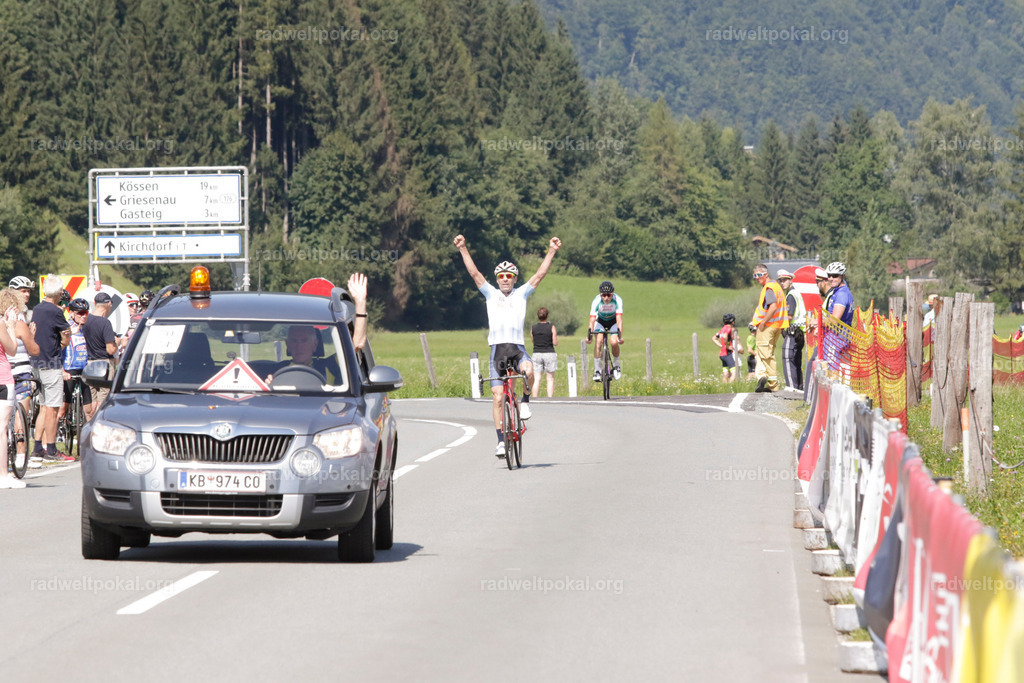 911_20230817_Bewerb_Maenner_Muehlanger | AUT - OESTERREICH, 2023-08-16: SPORT RENNRAD-FAHREN - 55. INTERNATIONALER RADWELTPOKAL IN ST. JOHANN IN TIROL  - Vintage-Radrennen mit WM-Bronze-Medaillen-Siegerin Christina Schweinberger, den Teilnehmer und Alexander Baumann (vom Orginastions-Team) - TAG 2 BEWERB MAENNER IN SECHS GRUPPEN  ; Foto: Roland Muehlanger