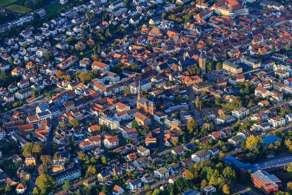 Luftbild: St. Martin am Ludwigsplatz und Marktkirche am Marktplatz in Bad Bergzabern im Bundesland Rheinland-Pfalz in Deutschland. Foto: IMG_074656.jpg vom 14.10.2014 durch Werner Riehm/FLY-FOTO.deWWW.PFARREI-BAD-BERGZABERN.DE