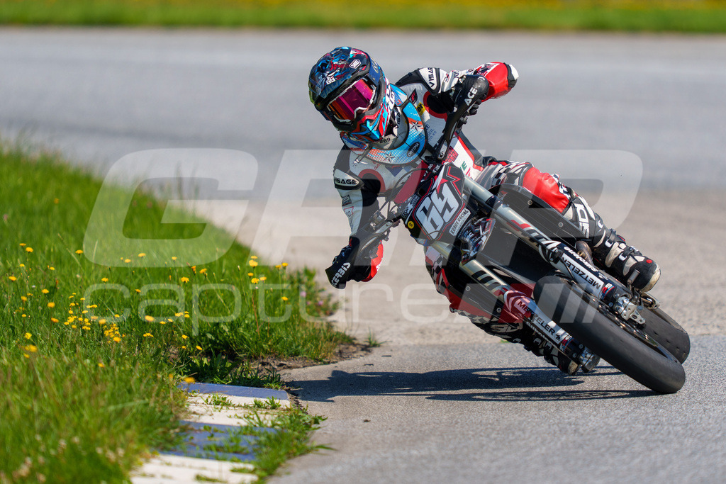 SuperMoto_Staatsmeisterschaft_Greinbach_277 | GRIPcapture steht für authentische Sportfotografie in Österreich – für Momente, die mehr sind als Geschwindigkeit oder Ergebnis. Es geht um Emotion, Spannung, Fokus und den Augenblick, der oft nur einen Wimpernschlag dauert.Ob Motorsport, Teamsport oder 
