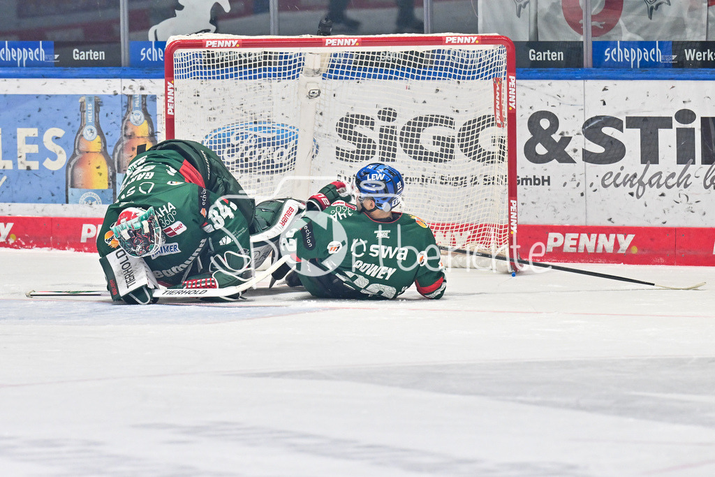 Augsburger Panther - Kölner Haie | AUGSBURG, GERMANY - 11. JANUARY: Michael GARTEIG (Augsburger Panther 34 und Madison BOWEY (Augsburger Panther 22) liegen im Tor während dem Match zwischen den Augsburger Panthern und den Kölner Haien am 39. Spieltag der penny DEL im Curt Frenzel Stadion
