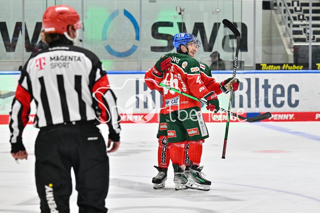 Augsburger Panther - Löwen Frankfurt | Jubel der Panther nach dem Treffer zum 2-0 durch Moritz ELIAS (Augsburger Panther #46) / Freude / Happy / Tor / Torschuetze / DEL: Augsburger Panther - Löwen Frankfurt, Curt Frenzel Stadiom am 11.10.2024