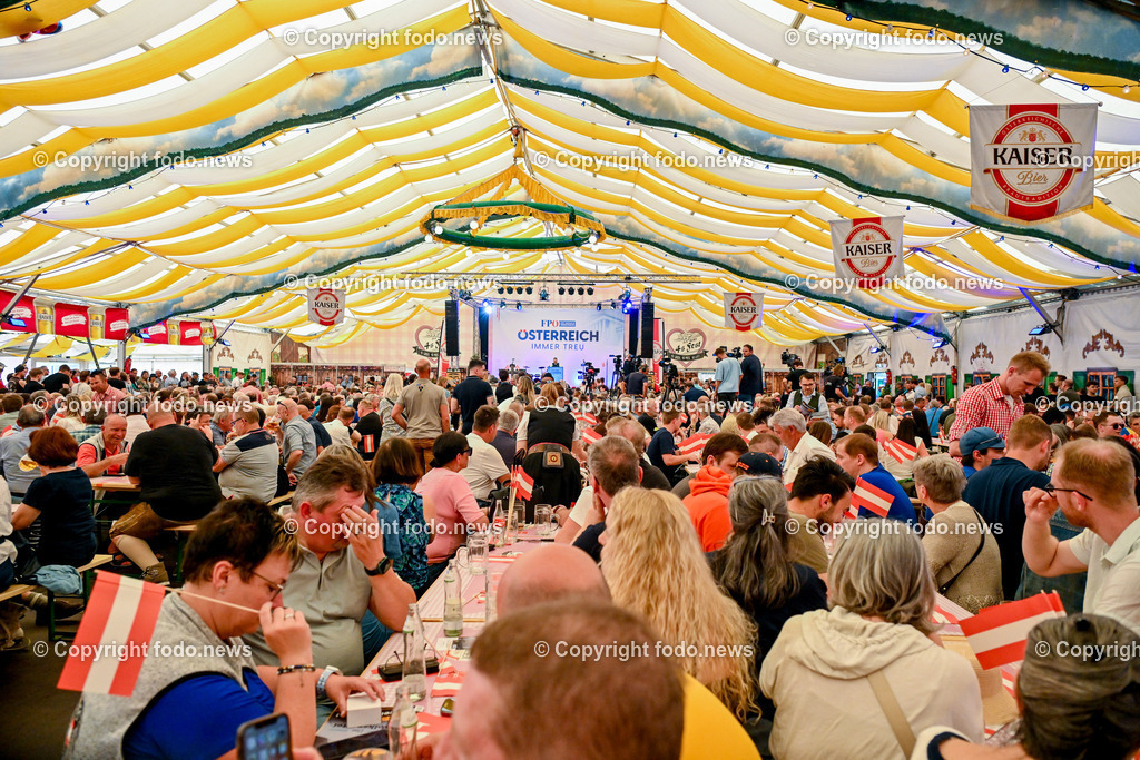 Urfahraner Jahrmarkt_ 1.Mai Kundgebung FPOE_ 01.05.2025-185 | 01.05.2025, Urfahraner Jahrmarkt, AUT, 1.Mai Kundgebung FPOE, im Bild Besucher im Bierzelt der 1.Mai Kundgebung FPOE