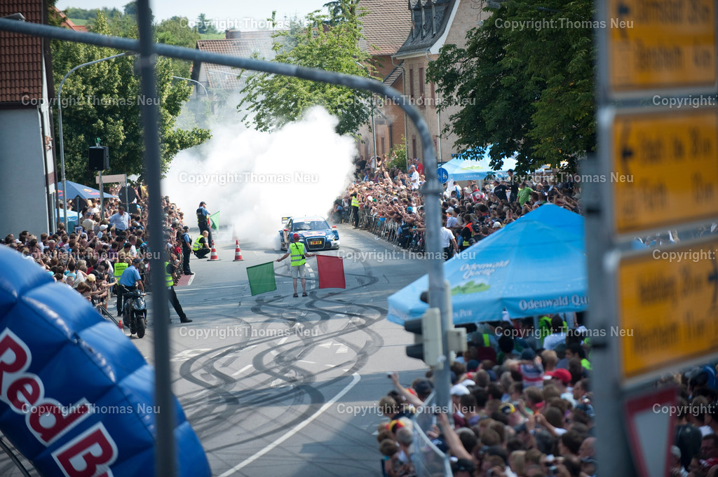 _DSC7218 | Sebastian Vettel beim spektakulären „Home Run“ in Heppenheim: Der Formel-1-Weltmeister fährt im Red-Bull-Rennwagen über die zur Rennstrecke umfunktionierte B3 in seiner Heimatstadt. Tausende Fans feiern ihren Lokalhelden.