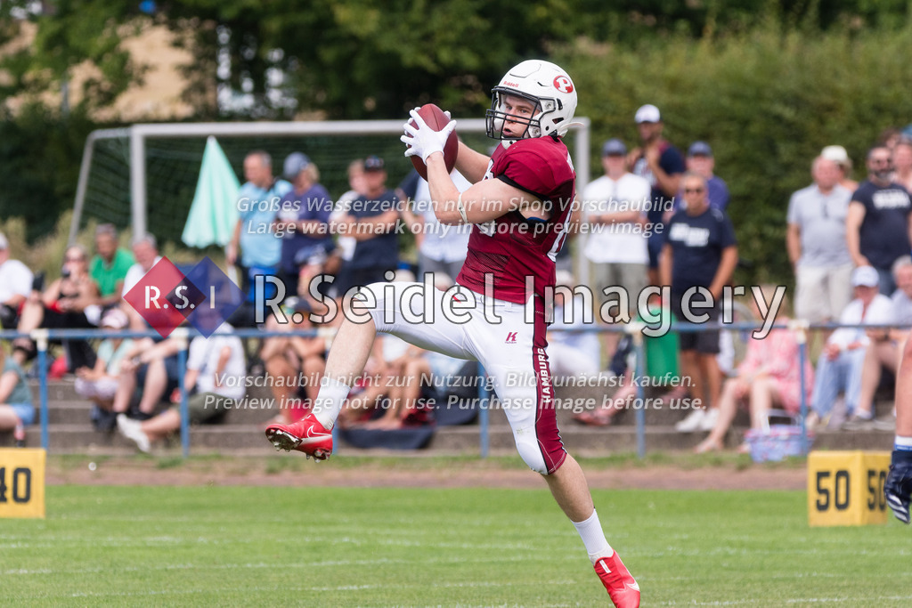 American Football, Saison 2022, Regionalliga Nord, Hamburg Blue Devils - Hamburg Pioneers, Dr.-Hermann-Schnell-Sportplatz (Hamburg), 13.08.2022, 8. Gameweek | Julian Völling (#85, Pioneers, WR) fängt einen Pass