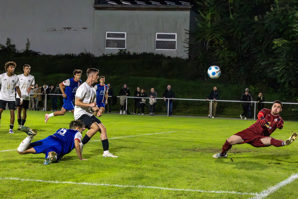 Fußball, Badischer Pokal 2025/26, Viertelfinale: ASV Eppelheim gegen VfR Mannheim***Bild: Toller Kopfball von Christian Kuhn (5, VfR Mannheim) | Fußball, Badischer Pokal 2025/26, Viertelfinale: ASV Eppelheim gegen VfR Mannheim***Bild: Toller Kopfball von Christian Kuhn (5, VfR Mannheim) - Realisiert mit Pictrs.com