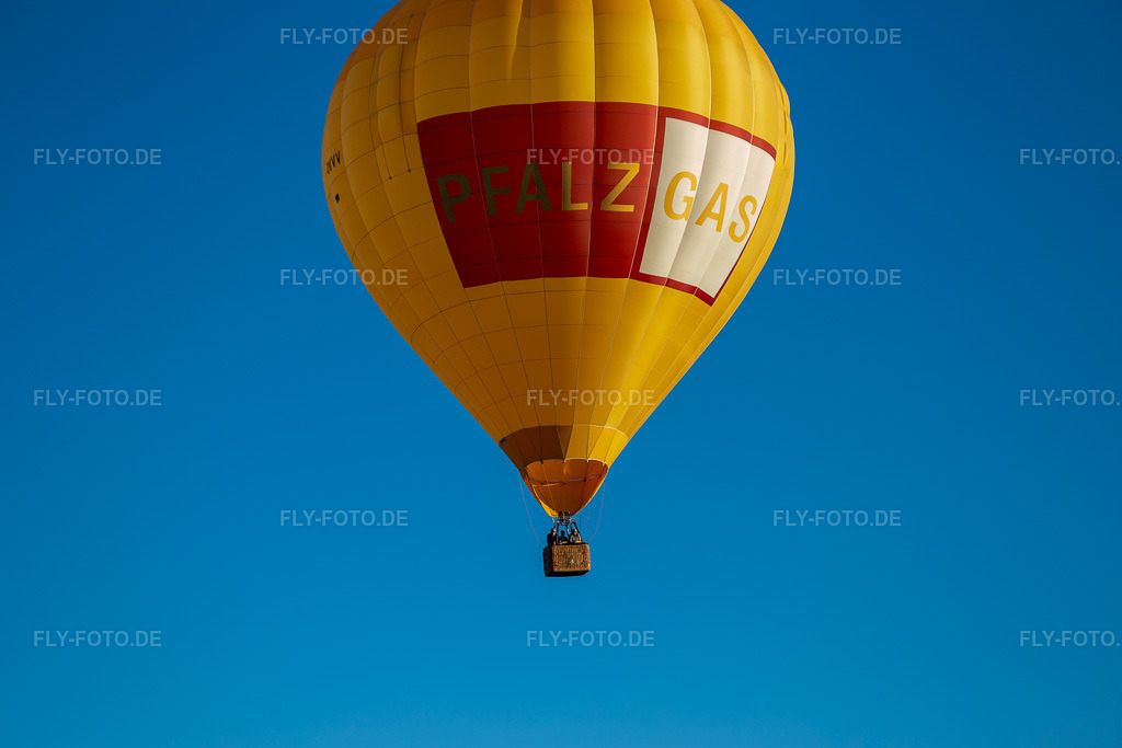 Luftbild: PfalzGas Heisluftballon in Herxheim bei Landau im Bundesland Rheinland-Pfalz in Deutschland. Foto: IMG_137647.jpg vom 10.08.2023 durch Werner Riehm/FLY-FOTO.de