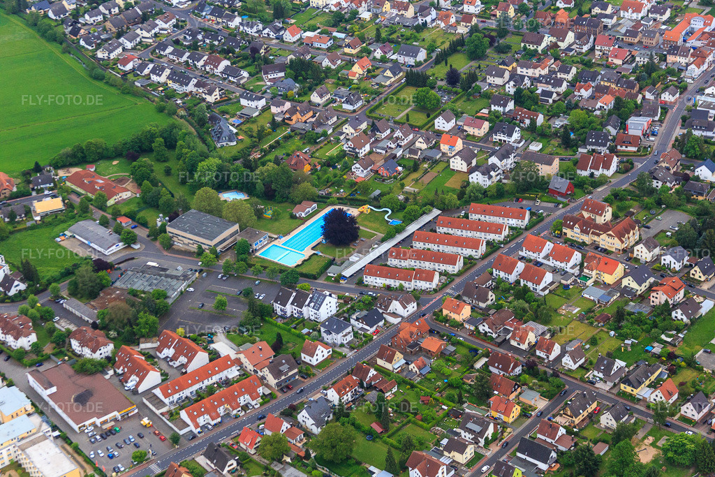 Luftbild: Hallen- und Freibad der Stadt Bruchköbel in Bruchköbel im Bundesland Hessen in Deutschland. – Foto: IMG_088853.jpg vom 20.05.2016 durch Werner Riehm/FLY-FOTO.de – Auflösung des Originals: 5472 x 3648 px – Frei- und Hallenbad&nbsp;|&nbsp;Stadt Bruchköbel