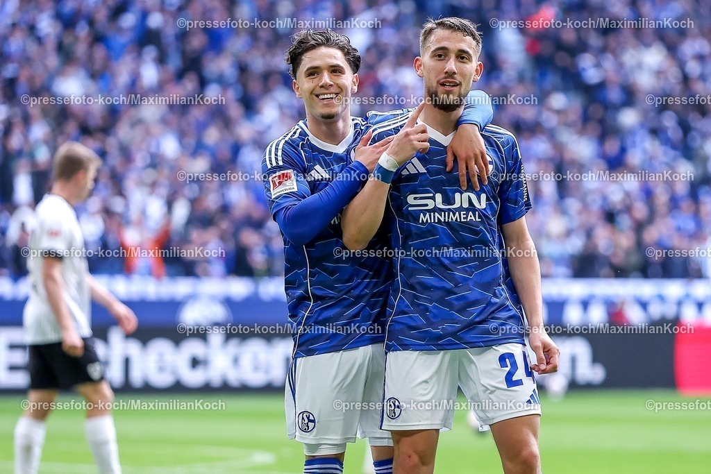 S0419042601041 | 19.04.2026, Fußball, FC Schalke 04 - SC Preußen Münster, 30. Spieltag, 2. Fußball Bundesliga, Veltins-Arena Gelsenkirchen, Saison 2025 2026: Torjubel nach dem Tor zum 3:0 durch Torschütze Adil Aouchiche&nbsp;(Schalke04 #24)  zusammen mit  Soufiane El-Faouzi&nbsp;(Schalke04 #23)  DFB regulations prohibit any use of photographs as image sequences and or quasi-video.