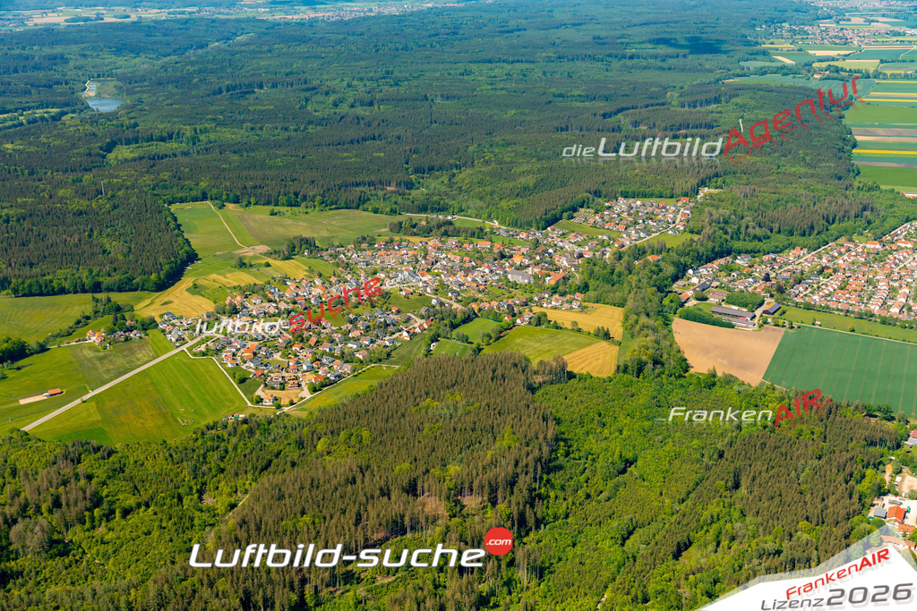 Das Luftbild zeigt : Straßberg Bobingen - Die Luftaufnahme wurde 2024 vom UL-Flugzeug aus erstellt ( keine Drohne ) - Hochauflösende Luftaufnahme - Für grossformatige Ausdrucke geeignet. Die Geschenkidee !Mit Lizenz und Bildrechte bestellbar