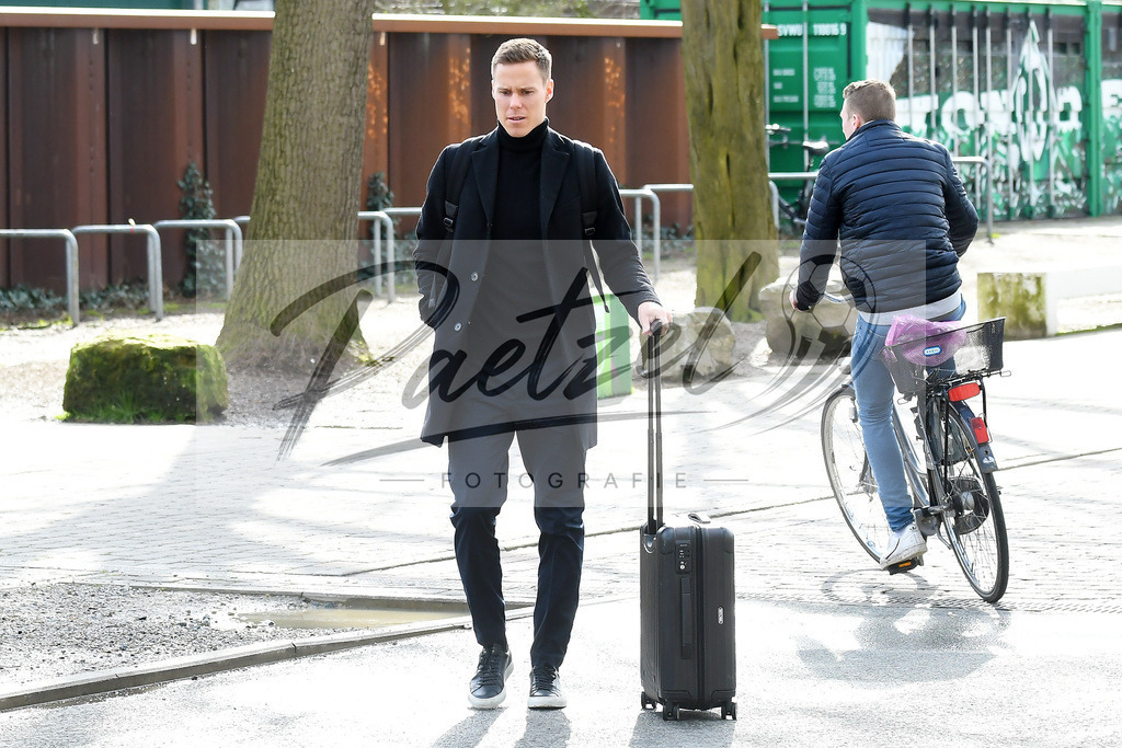 20200303_PKWBRE_0067 | Fussball, Herren: Niklas Moisander (Werder Bremen) schaut auf dem Weg ins wohninvest Weserstadion am 03.03.2020 in Bremen, Deutschland. - Realisiert mit Pictrs.com