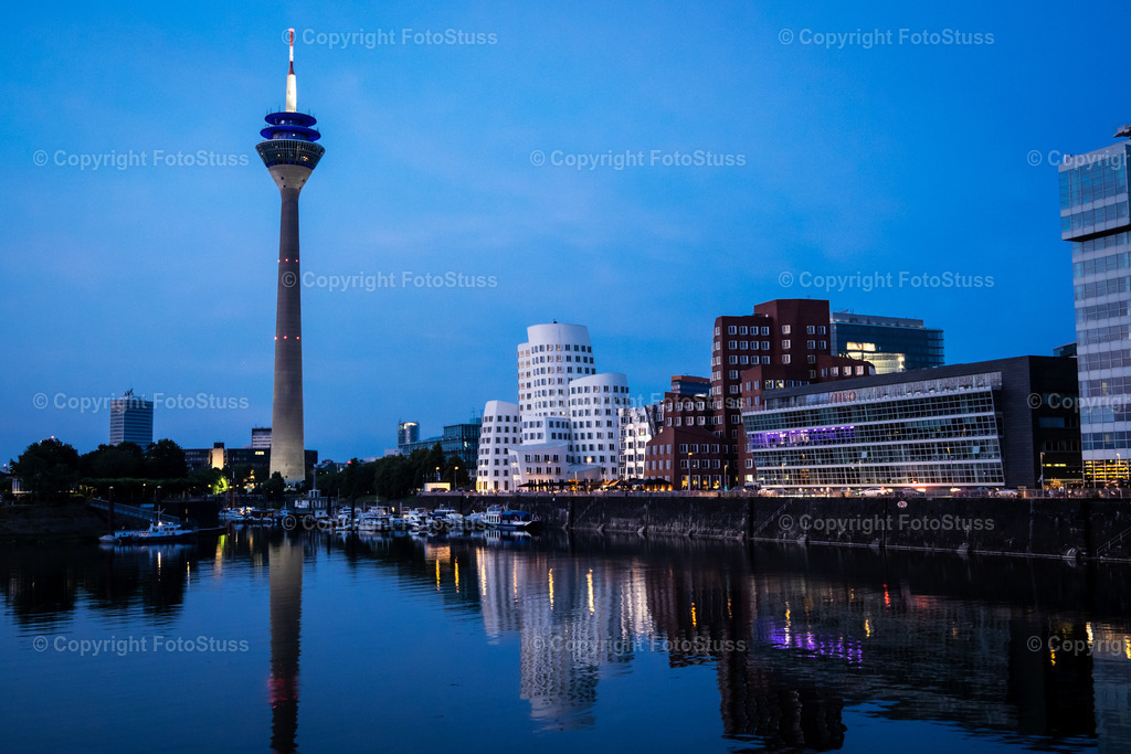 Neuer Zollhof zur blauen Stunde | Der Neue Zollhof in Düsseldorf mit Rheinturm zur blauen Stunde. Die Spiegelungen geben den Gebäuden noch einmal das gewisse extra. - Realisiert mit Pictrs.com
