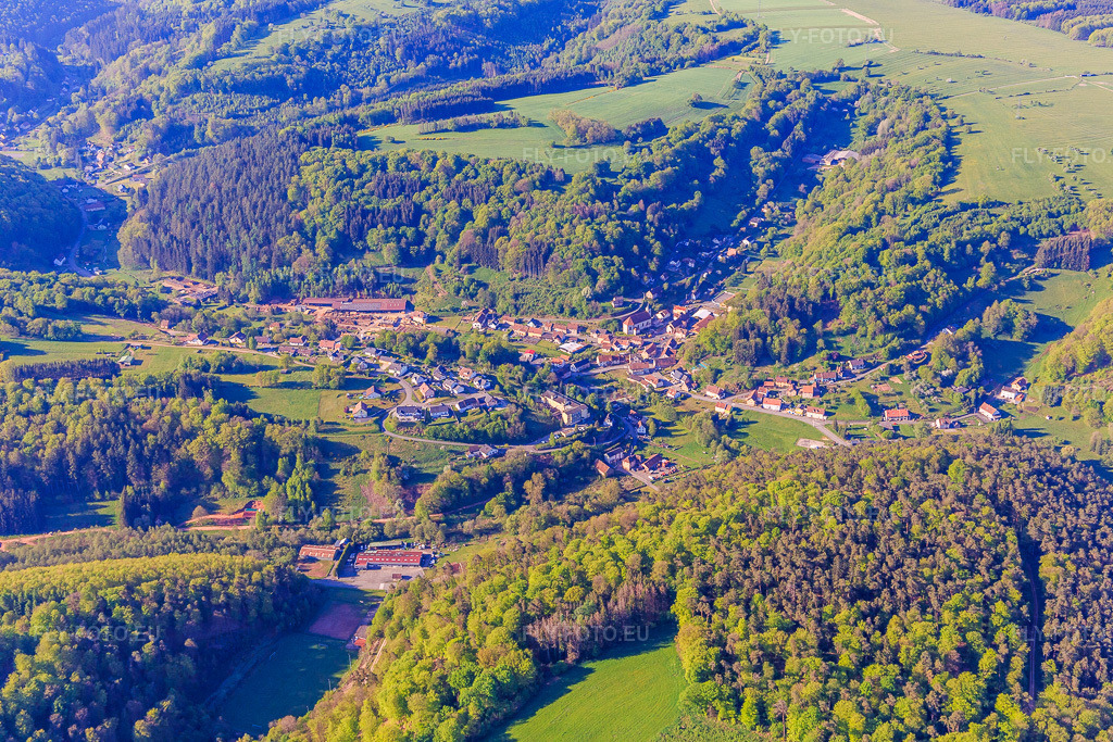 Vue aérienne: Vue du village depuis le nord-est à Siersthal dans le département Moselle, France. Photo: IMG_146081.jpg prise le 01/05/2025 par Werner Riehm/FLY-FOTO.eu – Résolution de l'original: 5472 x 3648 px