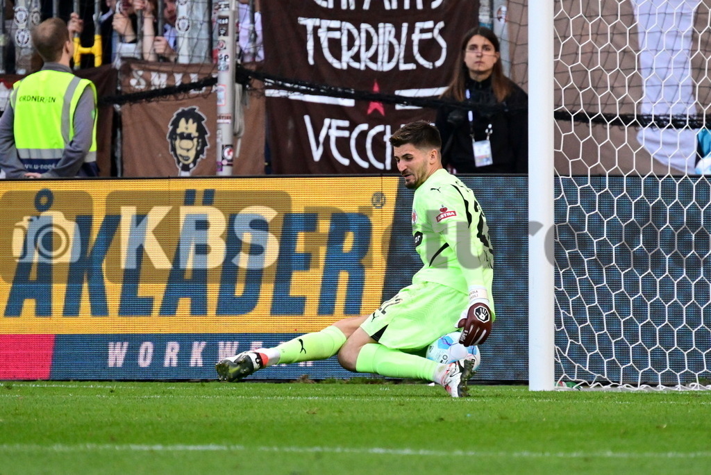 KBS Picture_FCStPauli-AtalantaBergamo_Test_050 | Vasilj Nikola (St.Pauli) wieder mit einer Riesen Parade ,Sportplatz :  Millerntor Stadion, - Realisiert mit Pictrs.com