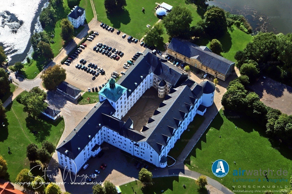Luftbilder Ostseefjord Schlei, Schloss Gottorf, Anflug Norden  | Schloss Gottorf in Schleswig: Auch das Husaren-Regiment Nr. 16 war bis zur Auflösung nach der Revolution von 1918 in Schleswig stationiert. Im Jahr 1945 wurden die letzten Soldaten abgezogen, und die Kaserne wurde aufgelöst. Seit 1948 übernahmen die Landesmuseen die Nutzung des Schlosses. Derzeit ist das Museum wegen Sanierungsarbeiten bis voraussichtlich 2028 geschlossen.