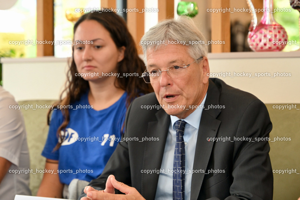 Pressekonferenz Ferlach Damen Handball | Voncina Luna Spielerin SC Ferlach Damen, Kärntner Landeshauptmann Kaiser Peter, Pressekonferenz Ferlach Damen Handball, PK SC Ferlach Damen Europa Cup  am 15.09.2023 in Ferlach (Cafe Peterlin), Austria, (Photo by Bernd Stefan)