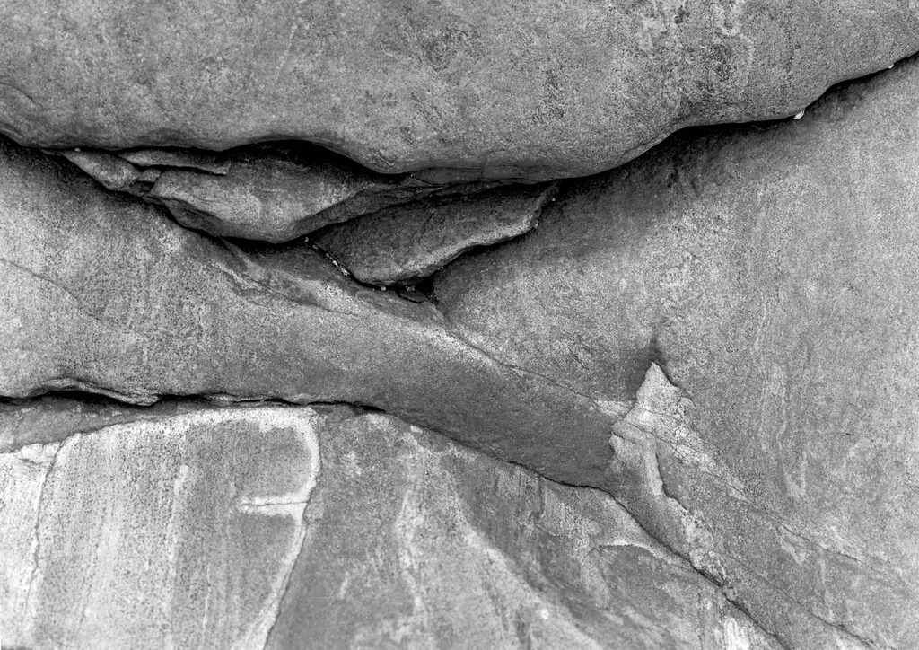 Steinwort_Muskel_8359sw | Aus der Serie STEINWORTE, Felsformation, gefunden im Valle Verzasca, Tessin, Schweiz
analoge schwarz-weiss Fotografie. Fotografiert mit Hasselblad, gescannt, gedruckt auf Hahnemühle Photo Rag Velvet.