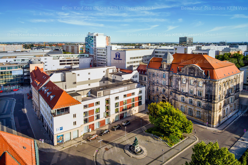 Alter Markt IHK OvG-Denkmal-0010 | Otto-von-Guericke Denkmal am Alten Markt mit IHK Gebäude und Ordnungsamt im Hintergrund neuer MWG Firmensitz  - Realizado com Pictrs.com