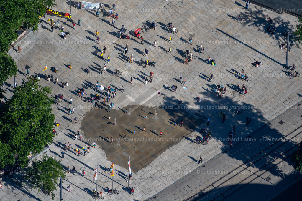 4034130 | FREIBURG IM BREISGAU 30.06.2020 Wasserspiele- Brunnen auf dem Platz der Alten Synagoge in Freiburg im Breisgau im Bundesland Baden-Württemberg, Deutschland. Weiterführende Informationen bei: Stadt Freiburg im Breisgau. // Water fountain on the square of the old synagogue in Freiburg im Breisgau in the state Baden-Wurttemberg, Germany. Further information at: Stadt Freiburg im Breisgau. Foto: Gerhard Launer